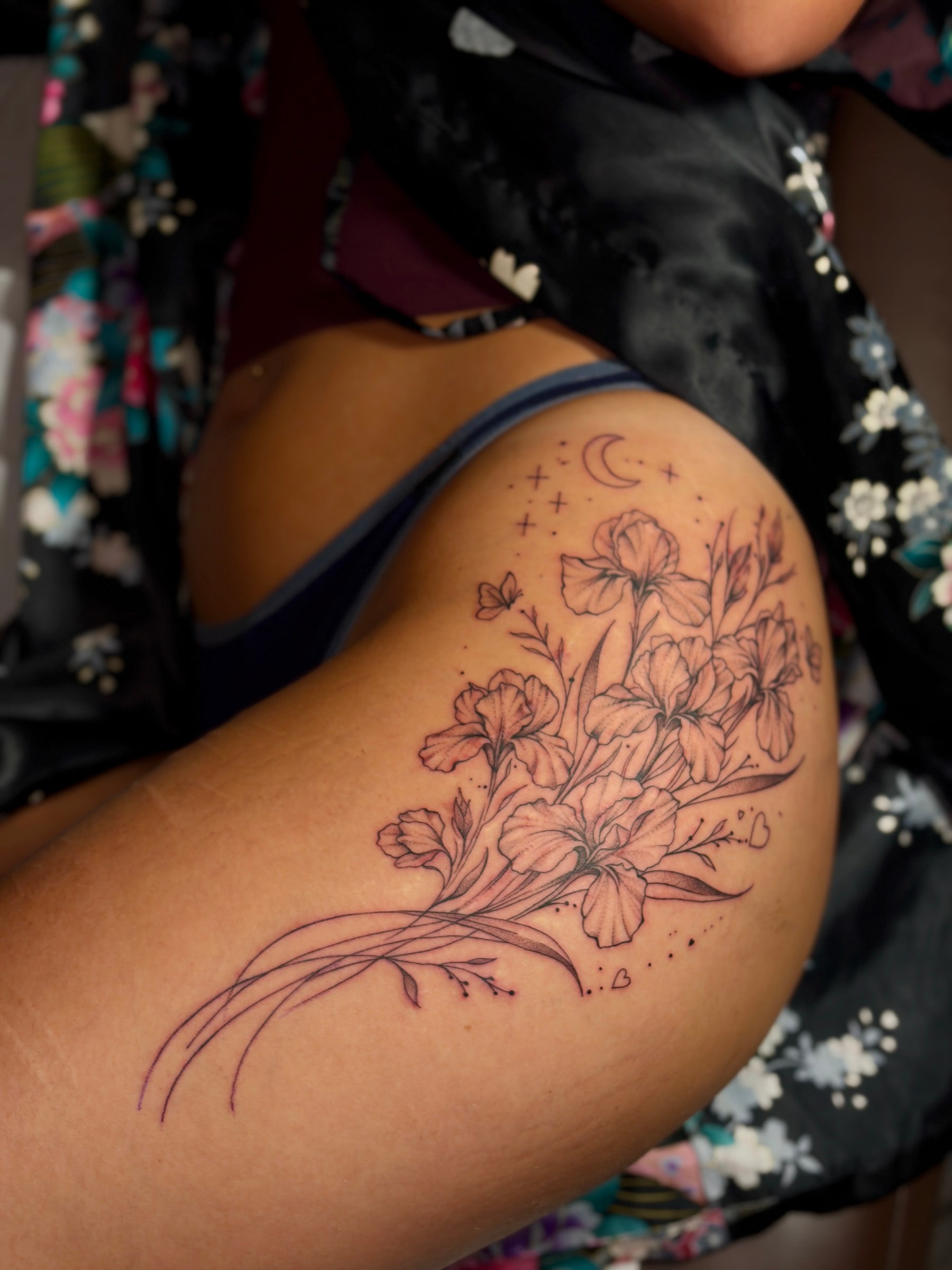 Tatouage fine line noir sur cuisse.