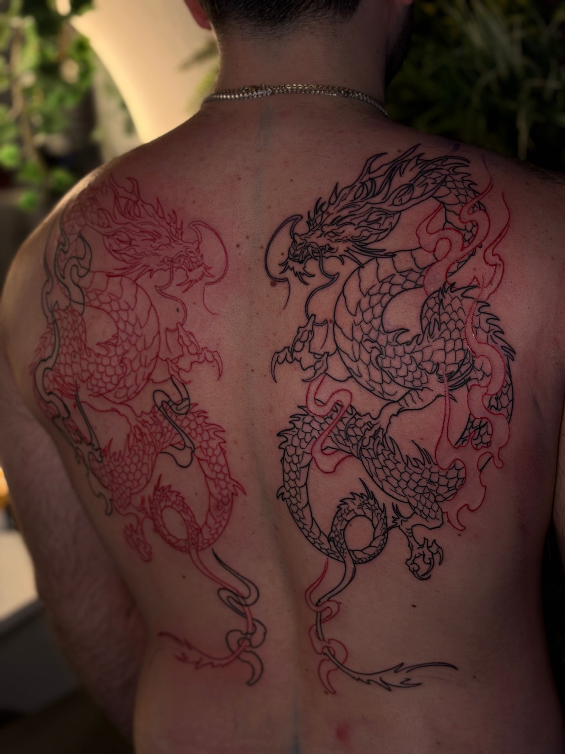 Projet de dos inspiré de l'irezumi japonais, mettant en scène deux dragons en parfaite opposition dans une composition équilibrée.