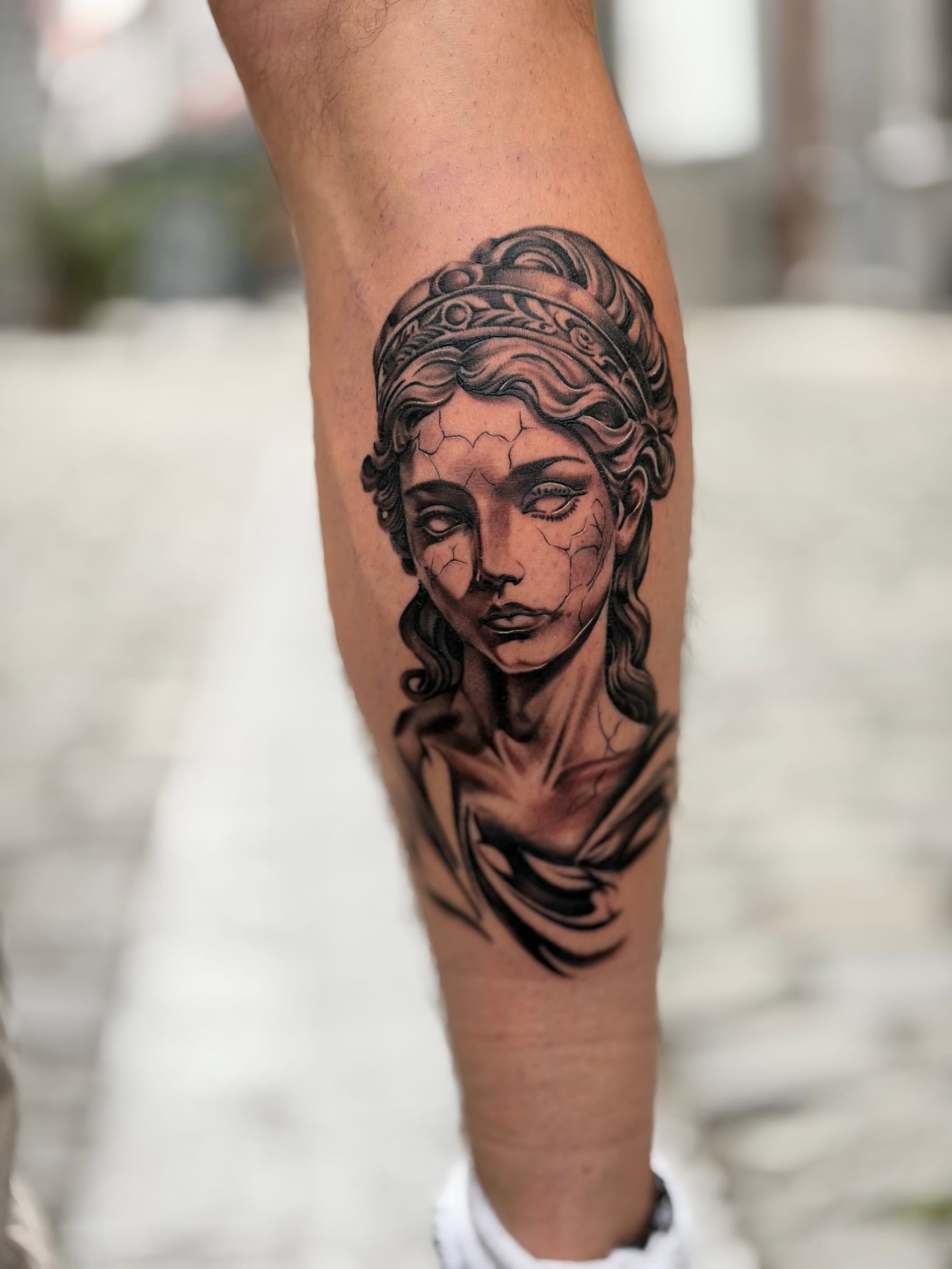 Portrait en black & grey inspiré de la statuaire antique, où la douceur des traits contraste avec les fissures du marbre. Un travail précis sur les volumes, les ombrages et les contrastes apporte profondeur et réalisme, pour une pièce intemporelle à l'élégance classique.