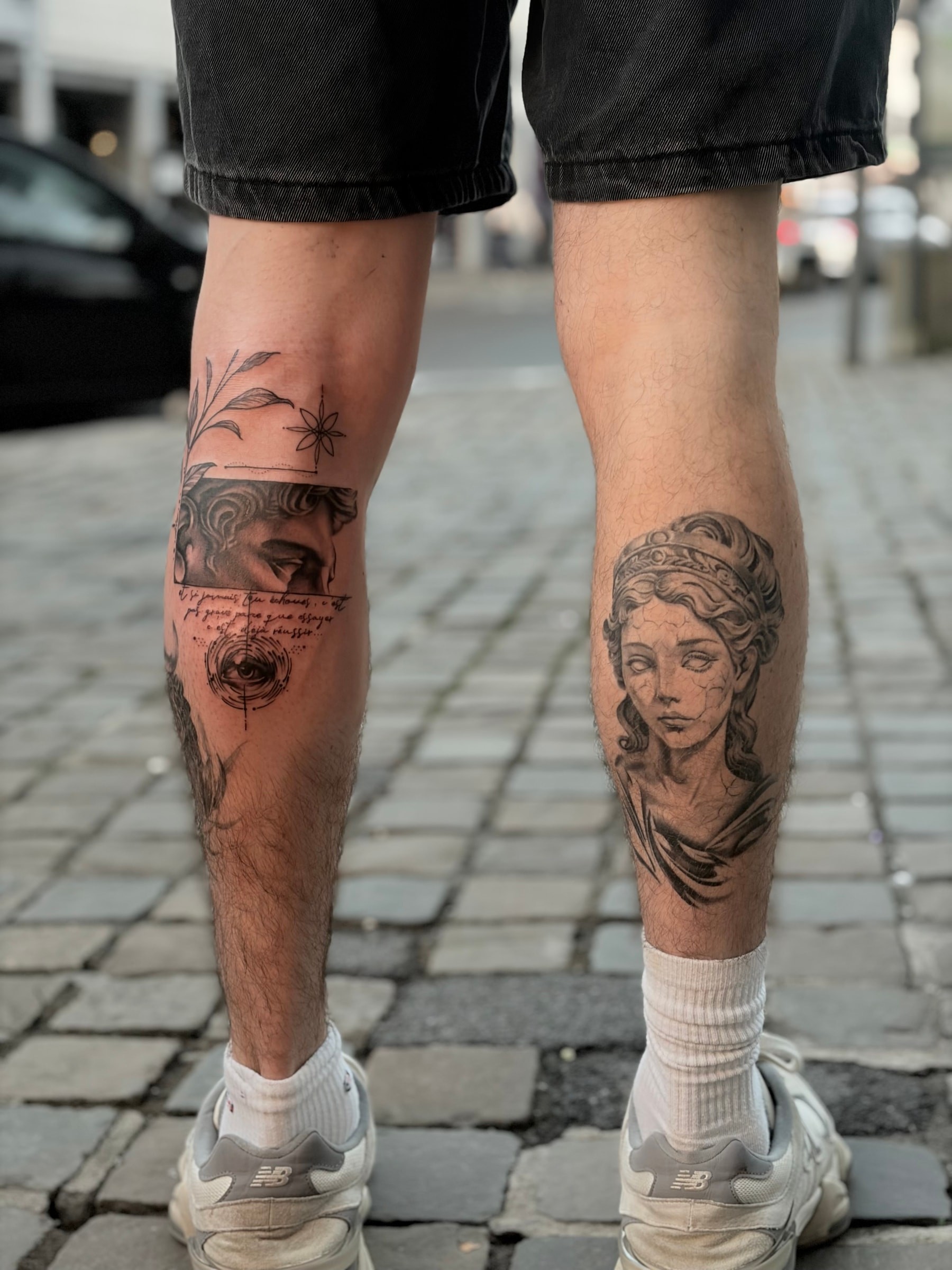 Composition de tatouage sur mollet. 