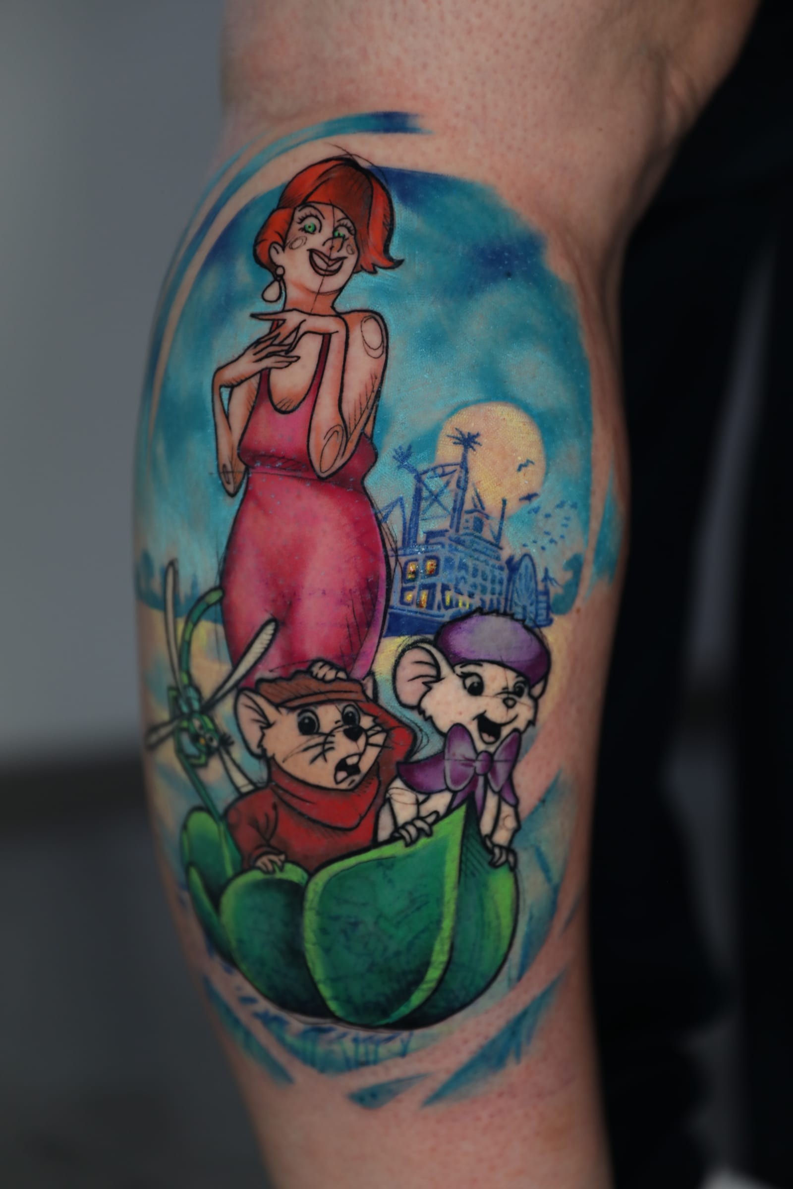 Pièce en couleurs inspirée de l'univers de Bernard et Bianca, mêlant nostalgie et douceur à une palette vibrante.