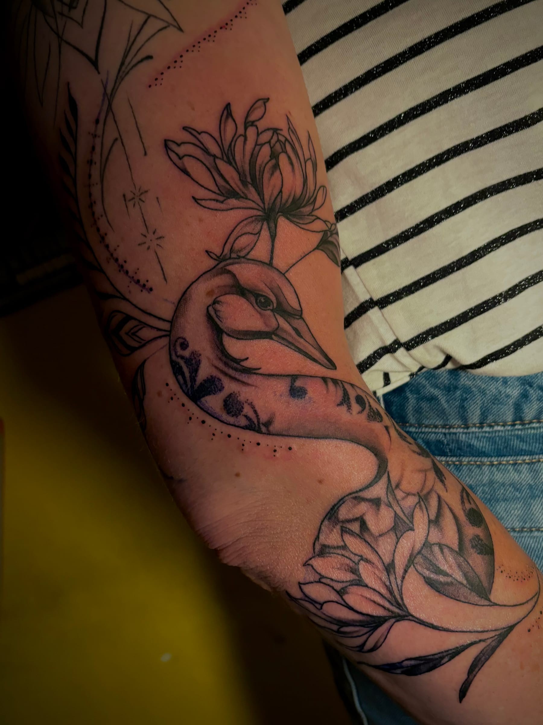 Projet en fine line mêlant un cygne et des fleurs dans une composition fluide, sublimée par un ombrage tout en douceur.