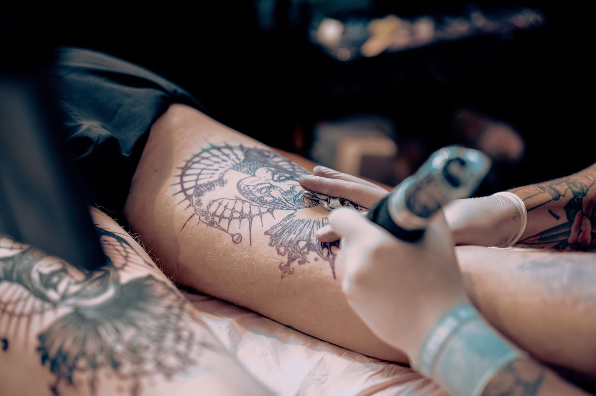 Tatouage fine line noir réalisé au studio Lostboy