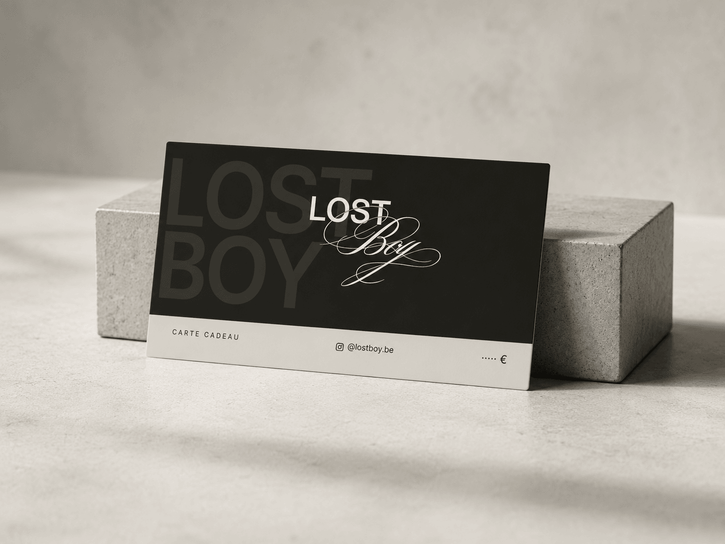 Carte cadeau Lostboy présentée dans un écrin minéral